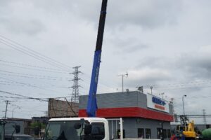サムネイル: 平成23年　日野　レンジャー　４トン４段クレーンロング　フックイン・ラジコン付（車検1年付）