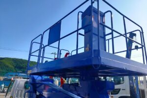 サムネイル: 平成22年　エルフ 12ｍ高所作業車 スーパーデッキ　☆塗装済み！！