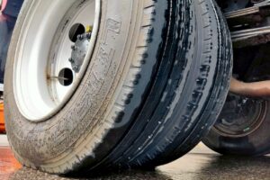 サムネイル: 平成22年　エルフ 12ｍ高所作業車 スーパーデッキ