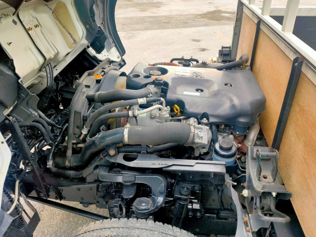 平成２６年　エルフ１．５トン平　４ＷＤ！！