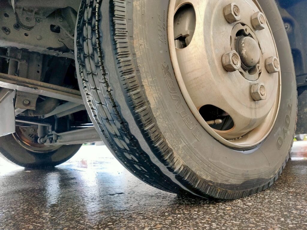 平成２３年　デュトロ　２トン平　ワイドロング
