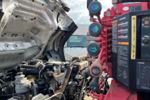 サムネイル: 平成28年　いすゞ　フォワード　４トン４段クレーンロング　フックイン・ラジコン付（車検1年付）