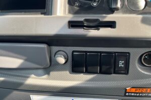 サムネイル: 平成28年　いすゞ　フォワード　４トン４段クレーンロング　フックイン・ラジコン付（車検1年付）