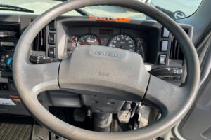 サムネイル: 平成28年　いすゞ　フォワード　４トン４段クレーンロング　フックイン・ラジコン付（車検1年付）