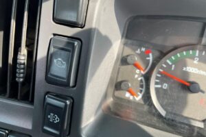 サムネイル: 平成28年　いすゞ　フォワード　４トン４段クレーンロング　フックイン・ラジコン付（車検1年付）