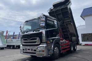 平成25年　クオン大型ダンプ　検令和8年1月　電動コボレーン　走行52.2万キロ　７MT　フル装備　冷蔵庫付