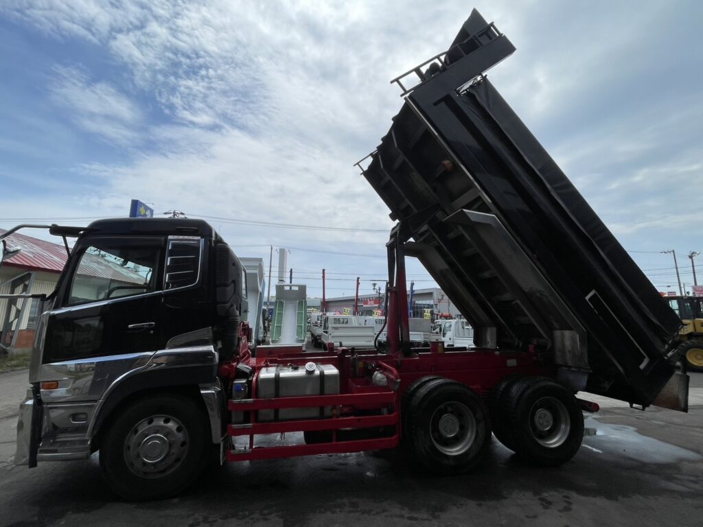平成25年　クオン大型ダンプ　検令和8年1月　電動コボレーン　走行52.2万キロ　７MT　フル装備　冷蔵庫付