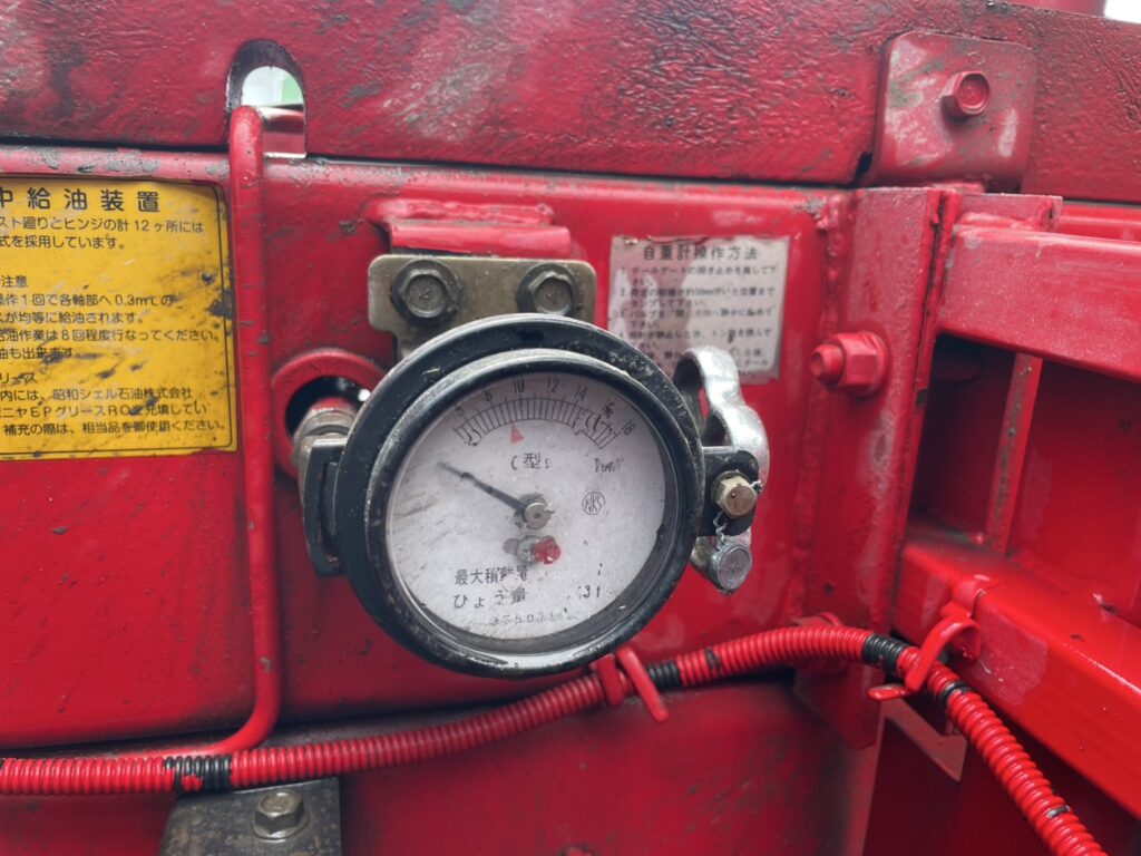 平成25年　クオン大型ダンプ　検令和8年1月　電動コボレーン　走行52.2万キロ　７MT　フル装備　冷蔵庫付
