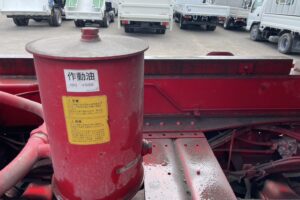 サムネイル: 平成25年　クオン大型ダンプ　検令和8年1月　電動コボレーン　走行52.2万キロ　７MT　フル装備　冷蔵庫付