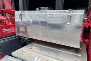 サムネイル: 平成25年　クオン大型ダンプ　検令和8年1月　電動コボレーン　走行52.2万キロ　７MT　フル装備　冷蔵庫付