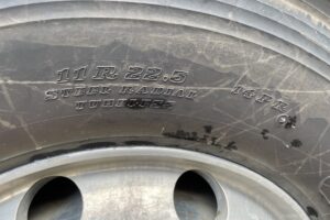 サムネイル: 平成25年　クオン大型ダンプ　検令和8年1月　電動コボレーン　走行52.2万キロ　７MT　フル装備　冷蔵庫付