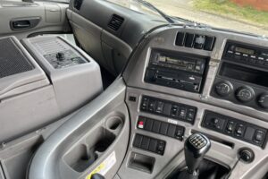 サムネイル: 平成25年　クオン大型ダンプ　検令和8年1月　電動コボレーン　走行52.2万キロ　７MT　フル装備　冷蔵庫付