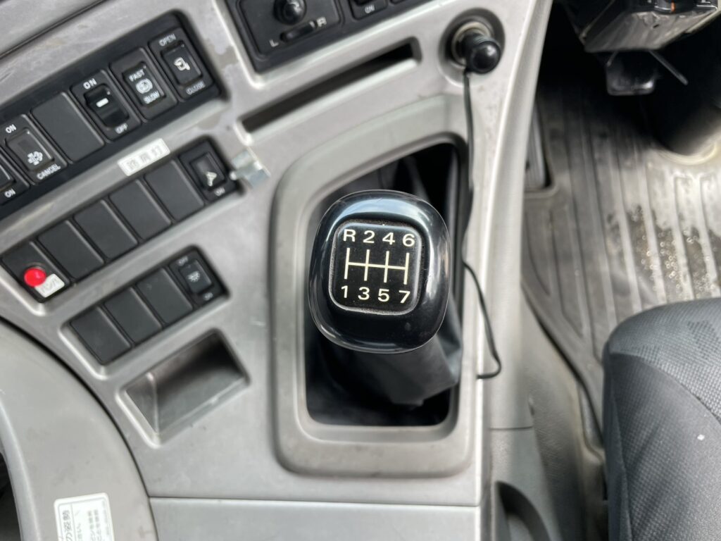平成25年　クオン大型ダンプ　検令和8年1月　電動コボレーン　走行52.2万キロ　７MT　フル装備　冷蔵庫付