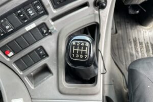サムネイル: 平成25年　クオン大型ダンプ　検令和8年1月　電動コボレーン　走行52.2万キロ　７MT　フル装備　冷蔵庫付