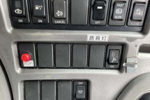 サムネイル: 平成25年　クオン大型ダンプ　検令和8年1月　電動コボレーン　走行52.2万キロ　７MT　フル装備　冷蔵庫付