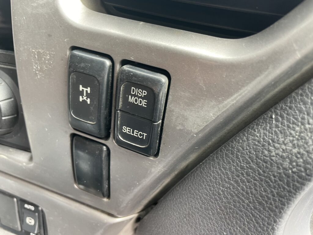 平成25年　クオン大型ダンプ　検令和8年1月　電動コボレーン　走行52.2万キロ　７MT　フル装備　冷蔵庫付