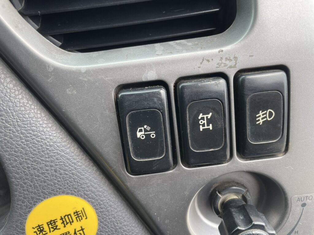 平成25年　クオン大型ダンプ　検令和8年1月　電動コボレーン　走行52.2万キロ　７MT　フル装備　冷蔵庫付