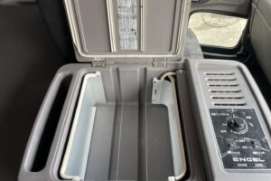 サムネイル: 平成25年　クオン大型ダンプ　検令和8年1月　電動コボレーン　走行52.2万キロ　７MT　フル装備　冷蔵庫付
