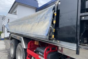 サムネイル: 平成25年　クオン大型ダンプ　検令和8年1月　電動コボレーン　走行52.2万キロ　７MT　フル装備　冷蔵庫付
