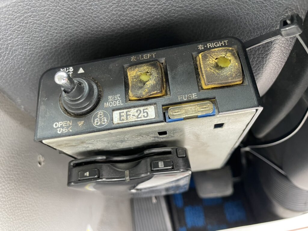 平成25年　クオン大型ダンプ　検令和8年1月　電動コボレーン　走行52.2万キロ　７MT　フル装備　冷蔵庫付