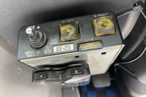 サムネイル: 平成25年　クオン大型ダンプ　検令和8年1月　電動コボレーン　走行52.2万キロ　７MT　フル装備　冷蔵庫付
