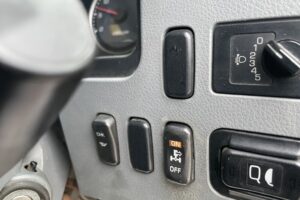 サムネイル: 平成19年　ファイター3.7トン3段クレーン深ダンプ　ラジコン　検令和8年6月　走行4.5万キロ