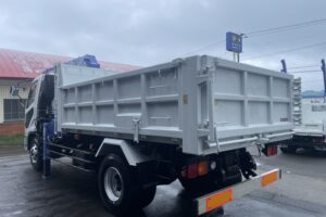 サムネイル: 平成19年　ファイター増トン3段クレーン深ダンプ　ラジコン　全塗装済み　検令和8年6月