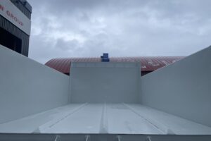 サムネイル: 平成19年　ファイター増トン3段クレーン深ダンプ　ラジコン　全塗装済み　検令和8年6月
