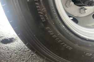 サムネイル: 平成19年　ファイター増トン3段クレーン深ダンプ　ラジコン　全塗装済み　検令和8年6月