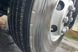 サムネイル: 平成19年　ファイター増トン3段クレーン深ダンプ　ラジコン　全塗装済み　検令和8年6月