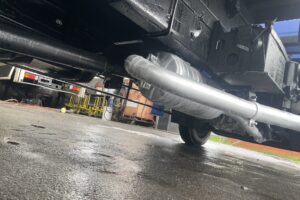 サムネイル: 平成19年　ファイター増トン3段クレーン深ダンプ　ラジコン　全塗装済み　検令和8年6月