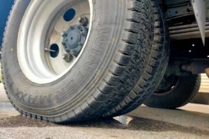 サムネイル: 平成２２年　デュトロ　12ｍ高所作業車　★全塗装済！！！