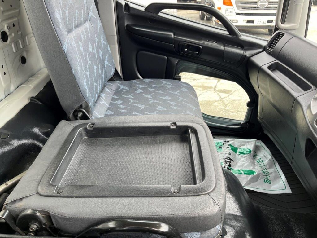 平成27年　日野　レンジャー　４トンダンプ　電動コボレーン付・荷台塗装済！（車検1年付）