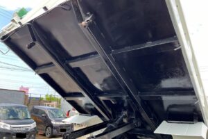 サムネイル: 平成27年　日野　レンジャー　４トンダンプ　電動コボレーン付・荷台塗装済！（車検1年付）