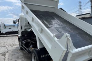 サムネイル: 平成27年　日野　レンジャー　４トンダンプ　電動コボレーン付・荷台塗装済！（車検1年付）