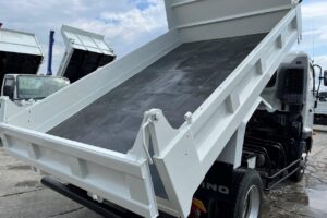 サムネイル: 平成27年　日野　レンジャー　４トンダンプ　電動コボレーン付・荷台塗装済！（車検1年付）