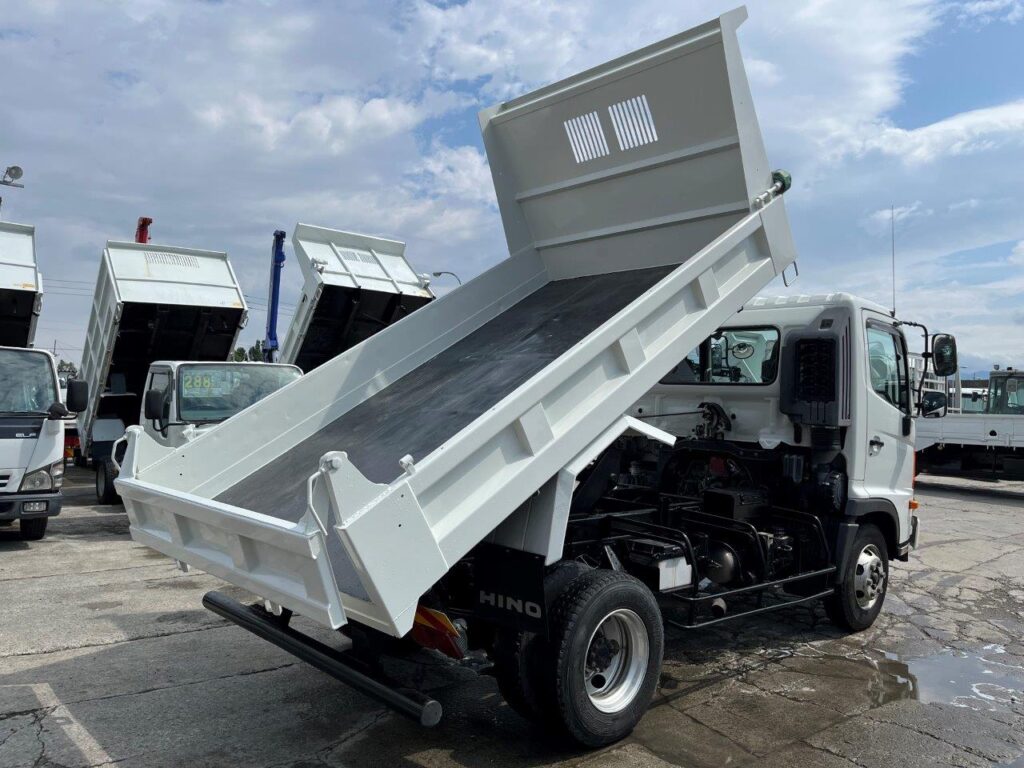 平成27年　日野　レンジャー　４トンダンプ　電動コボレーン付・荷台塗装済！（車検1年付）