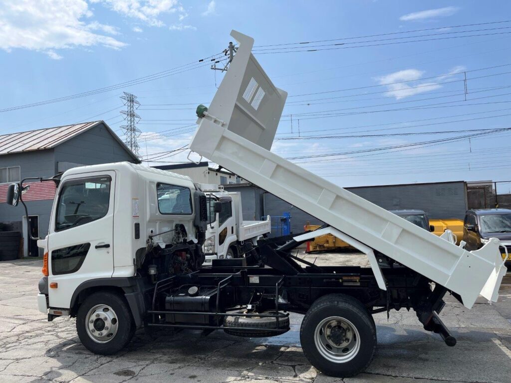 平成27年　日野　レンジャー　４トンダンプ　電動コボレーン付・荷台塗装済！（車検1年付）