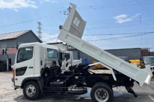サムネイル: 平成27年　日野　レンジャー　４トンダンプ　電動コボレーン付・荷台塗装済！（車検1年付）