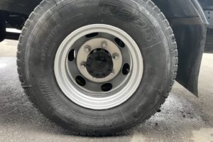 サムネイル: 平成23年　レンジャー４トン4段クレーンロング　ラジコン　フックイン　全塗装済み　６MT