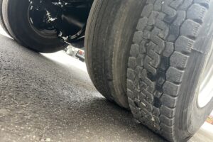 サムネイル: 平成23年　レンジャー４トン4段クレーンロング　ラジコン　フックイン　全塗装済み　６MT