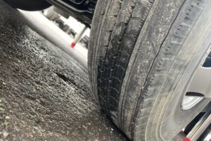 サムネイル: 平成23年　レンジャー４トン4段クレーンロング　ラジコン　フックイン　全塗装済み　６MT