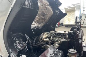 サムネイル: 平成23年　レンジャー４トン4段クレーンロング　ラジコン　フックイン　全塗装済み　６MT