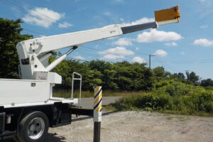 サムネイル: 平成21年　エルフ 14.6ｍ高所作業車　★電工仕様★ウインチ★絶縁バケット★車検令和7年9月