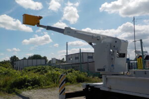 サムネイル: 平成21年　エルフ 14.6ｍ高所作業車　★電工仕様★ウインチ★絶縁バケット★車検令和7年9月