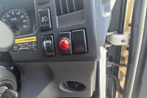サムネイル: 平成23年　いすゞ　エルフ　３トン４段クレーンロング　フックイン・ラジコン付（車検1年付）