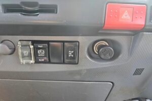 サムネイル: 平成23年　いすゞ　エルフ　３トン４段クレーンロング　フックイン・ラジコン付（車検1年付）