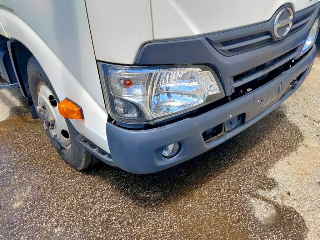 平成２９年　日野　デュトロ　３トンアルミバン　４WD