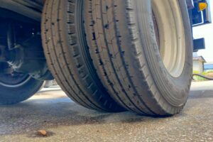サムネイル: 平成２９年　日野　デュトロ　３トンアルミバン　４WD