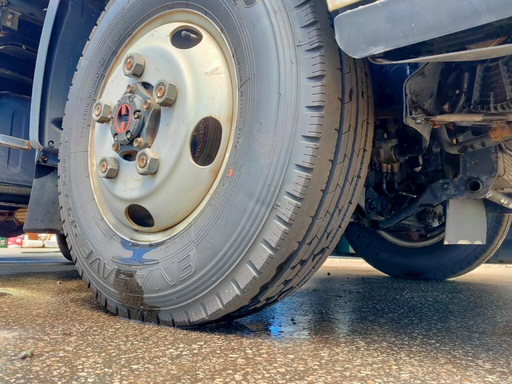 平成２９年　日野　デュトロ　３トンアルミバン　４WD